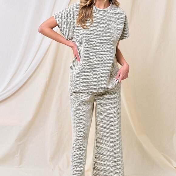 NWT Plus Black & White Patterned Top - Picture 4 of 8